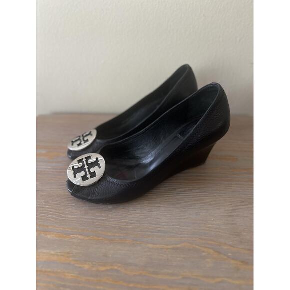 Tory Burch Wedge Shoes Womens 6 Black Pebbled Leather Peep Toe Logo Medallion - Picture 4 of 10